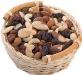 Košík s ořechy a ovocem